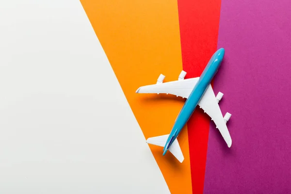 Miniaturní Letadlo Barevné Pozadí Téma Cestování — Stock fotografie