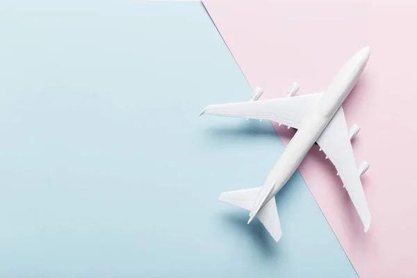 Avião Miniatura Sobre Fundo Colorido Para Tema Viagem — Fotografia de Stock