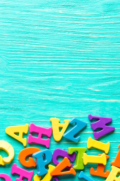 Lettres Multicolores Sur Table Bois Turquoise — Photo