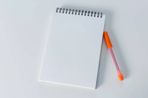 Caneta Caderno Branco Uma Mesa — Fotografia de Stock
