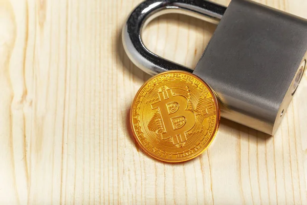 Altın Bitcoin Ahşap Yüzey Üzerinde Asma Kilit — Stok fotoğraf