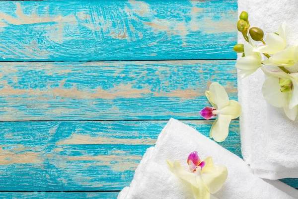 Toallas Con Flores Orquídea Sobre Mesa Madera — Foto de Stock