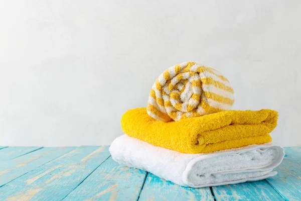 Banyo havlusu ile ahşap tabloda yığını