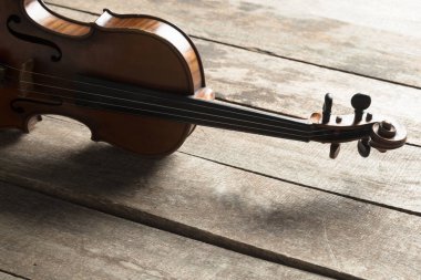 Ahşap masa, keman görünümü kapatın