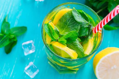 Buz ile taze limonata yakın çekim 