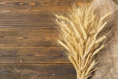 ahşap masa kulaklara buğday