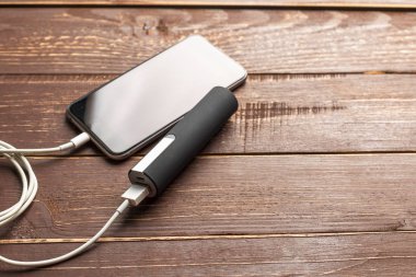 Tablo arka plan üzerinde güç banka ile şarj Smartphone