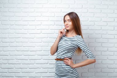 Tuğla duvar arka plan üzerinde genç kadın portresi 