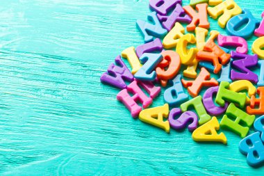Ahşap masa üzerinde birden çok renkli harfler