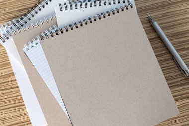 Ahşap bir masa üzerinde renk sketchbooks