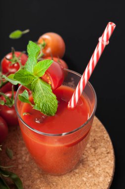 Domates suyu ve taze domates.