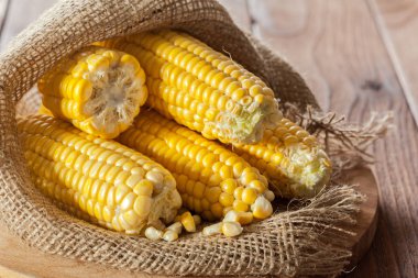 Tahta masada taze mısır.