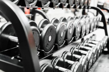 Demir dumbbells spor salonunda