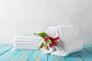 Çiçekli mavi ahşap masa güzel spa kompozisyonu