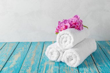 havlu ile orkide çiçek