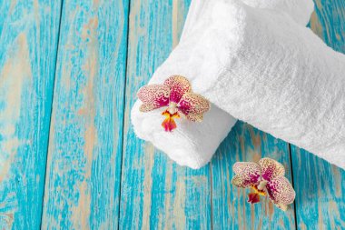 havlu ile orkide çiçek