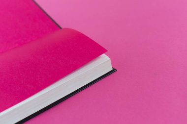 Masanın üzerinde kitaplar olan kompozisyon