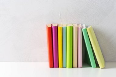  Masadaki bir yığın kitap.