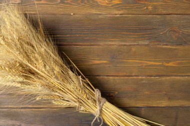 ahşap masa kulaklara buğday