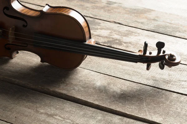 Ahşap masa, keman görünümü kapatın