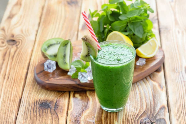 Grüner Smoothie Aus Obst Und Gemüse Auf Einem Holztisch — Stockfoto