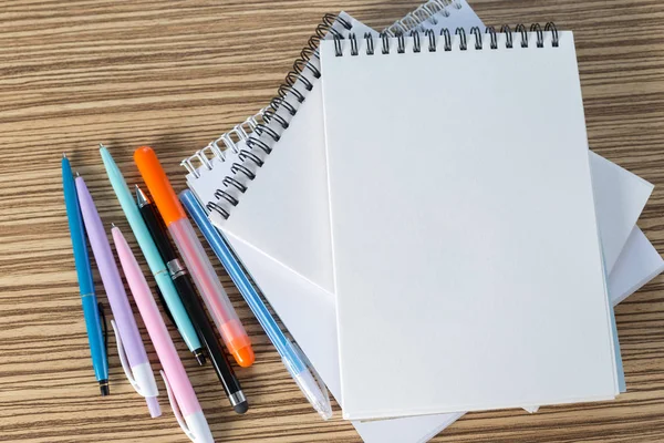 Πολύχρωμο Στυλό Και Sketchbooks Έναν Πίνακα — Φωτογραφία Αρχείου