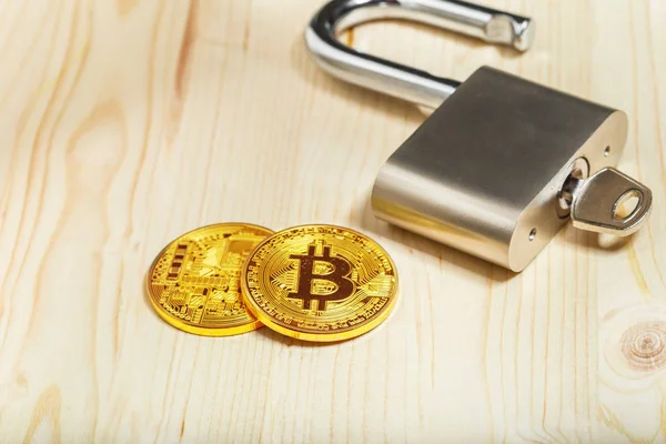 Altın Bitcoins Asma Kilit Ile Anahtar — Stok fotoğraf