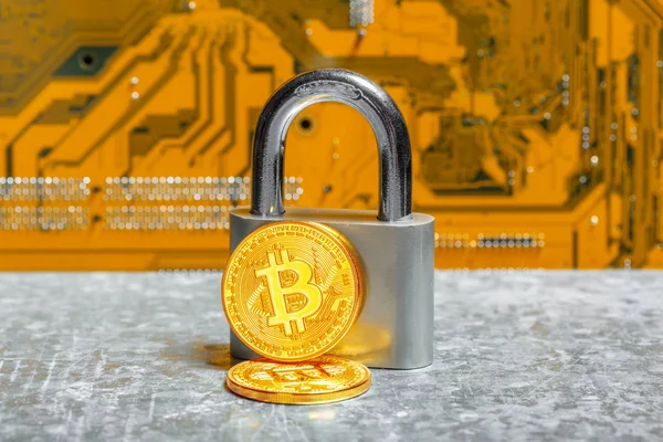 Altın Bitcoins Anakart Arka Plan Asma Kilit — Stok fotoğraf