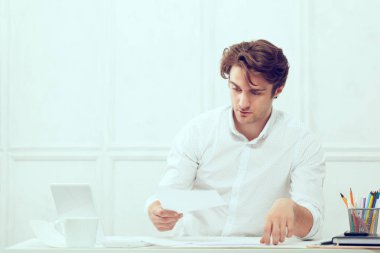 Masanın laptop ve kalem kullanarak belgeleri ile iş adamı