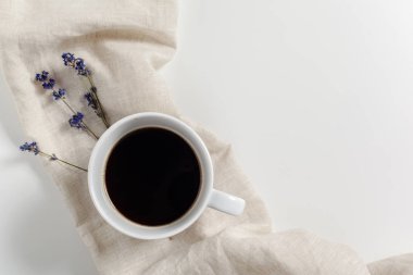 Kahve ile masanın üzerine çiçek oluşturma