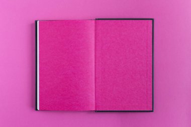 Masanın üzerinde kitaplar olan kompozisyon