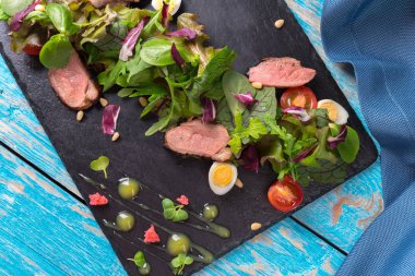 Izgara et ile sebze salatası