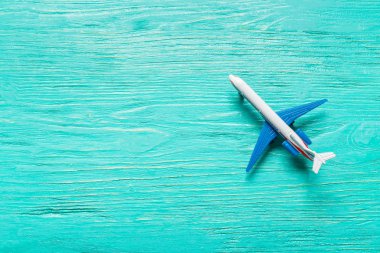 Minyatür uçak renkli arka plan üzerinde closeup. Seyahat ya da tatil kavramı