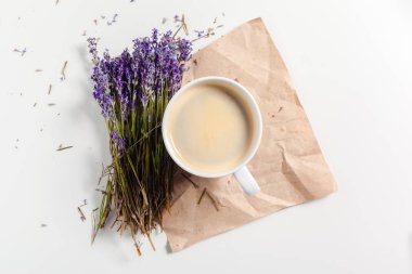 Kahve ile masanın üzerine çiçek oluşturma