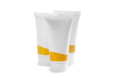 Beyaz arka plan üzerinde kozmetik tüpler