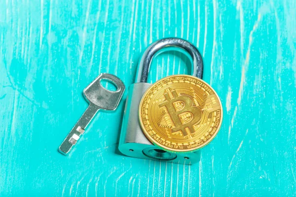 Altın Bitcoin Asma Kilit Ile Mavi Anahtar — Stok fotoğraf