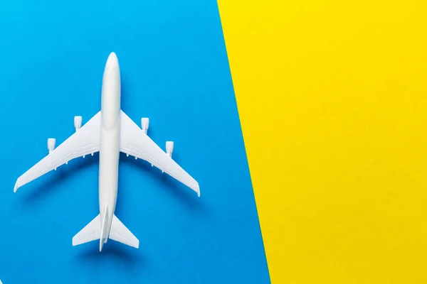 Close Van Miniatuur Vliegtuig Gekleurde Achtergrond Reizen Vakantie Concept — Stockfoto