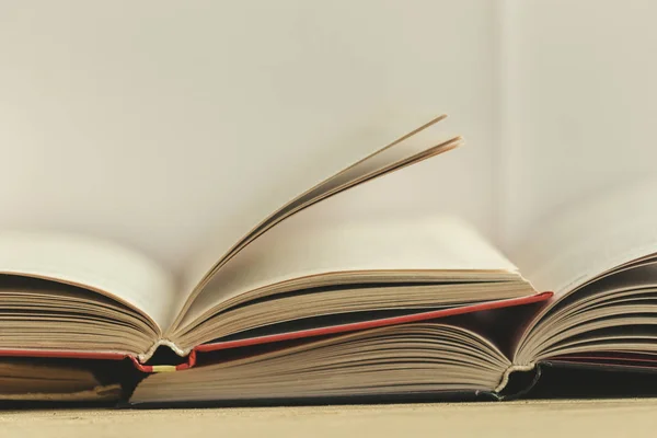 Komposition Mit Büchern Auf Dem Tisch — Stockfoto