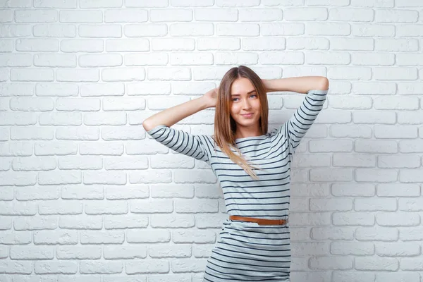 Tuğla duvar arka plan üzerinde genç kadın portresi 