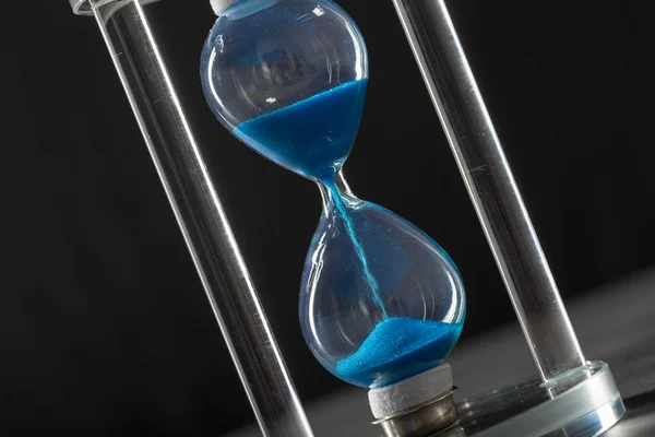 Die Zeit Vergeht Blaue Sanduhr Aus Nächster Nähe — Stockfoto