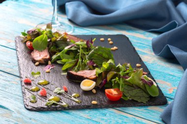 Izgara et ile sebze salatası