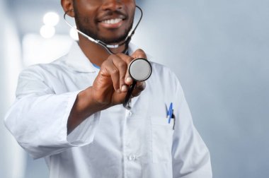 Afro-Amerikan erkek doktor