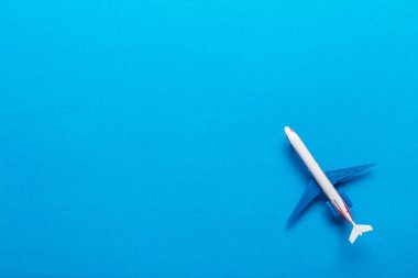 Minyatür uçak renkli arka plan üzerinde closeup. Seyahat ya da tatil kavramı