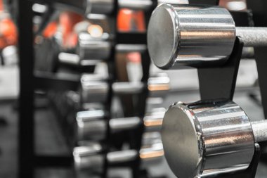 Demir dumbbells spor salonunda