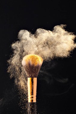 Profesyonel siyah makyaj fırça ile toz