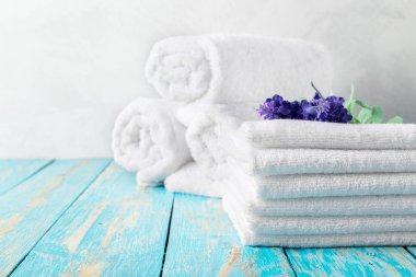 Çiçekli mavi ahşap masa güzel spa kompozisyonu