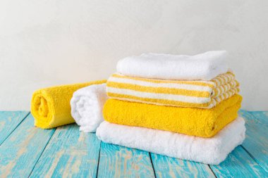 Banyo havlusu üzerinde eski püskü ahşap masa yığını 