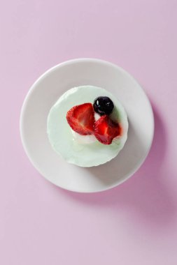 Çilekli pasta yakın çekim 