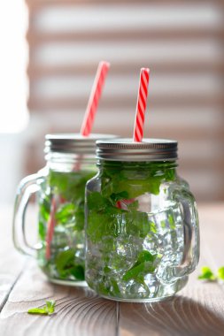 Yaz taze mojito kokteylleri