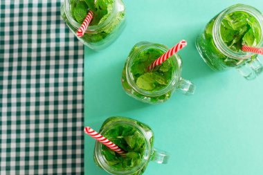 Yaz taze mojito kokteylleri